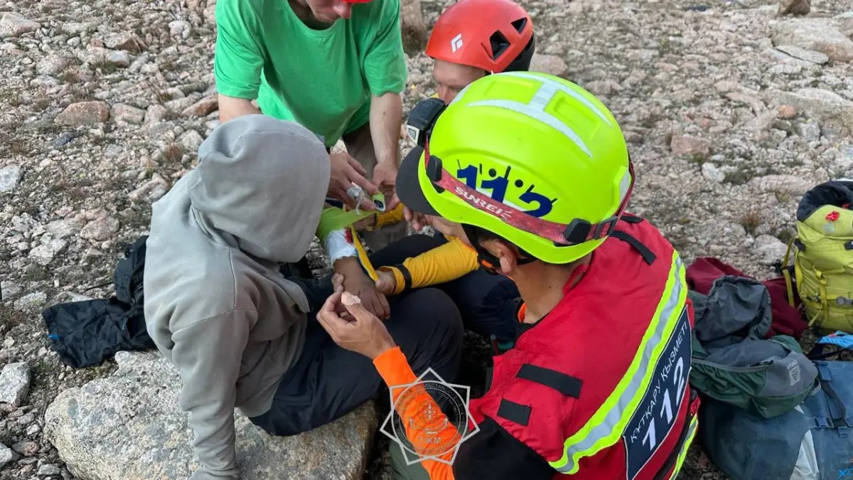 Алматыдағы Титов шыңында 16 жастағы ұлдың үстіне үлкен тас құлап кетті 