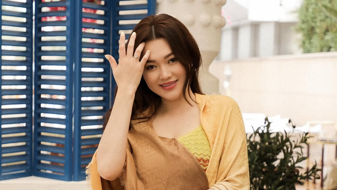 Ерке Есмахан Дженнифер Лопестен «ұялып» жүр