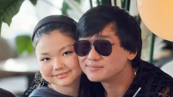 Әнші Қайраттың қызы ерсі қылықтарымен тағы сынға қалды