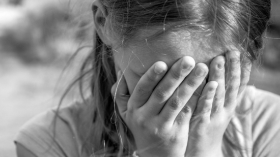 Титтей қызды екі жүз адам зорлаған