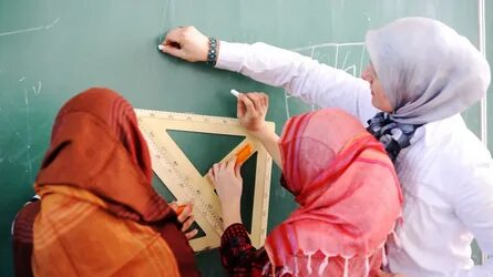 "Мұғалімге хиджаб киюге рұқсат берсін" деген діндар әйелдер наразылық білдірді