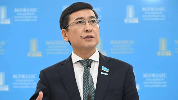 "Мұғалімнің құқығы қорғалуға тиіс" деген депутат Президенттің ұсынысын қолдады