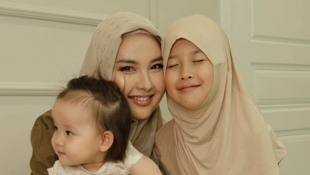 Айдана Меденова қызының хиджаб кигеніне қатысты ойын бөлісті