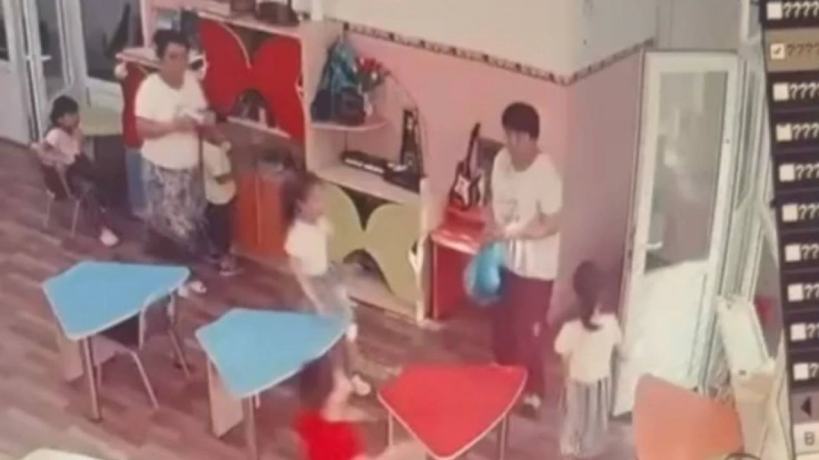 Таразда балабақшада тәрбиеші баланың басын жарақаттады