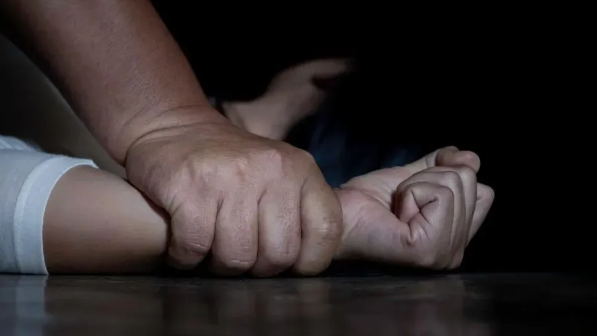 Өз әкесі мен ағасынан зорланған әйел бүкіл шындығын жайып салды