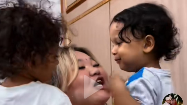 "Фу, жиіркенішті!": Үндістен туған баласын сүйген қазақ қыз сынға қалды