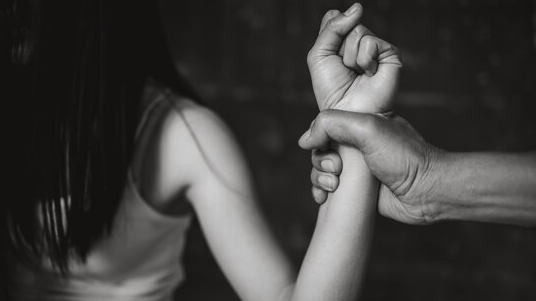 Балалық шағында зорланған әйелдің қазірі ауыр тағдыры жұртты жылатты