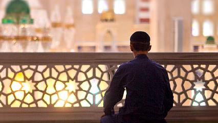 Мешіттегі масқара: Еркек ішкиімін шешіп не істеген?(ВИДЕО)