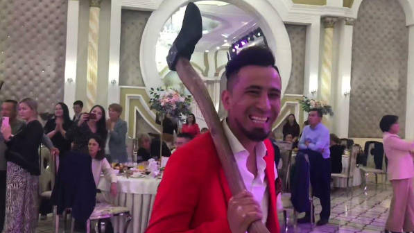 "Супер тамада" "харам" тойға асаба болмай, кетіп қалды (ВИДЕО)