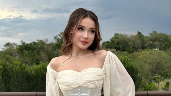 Мерей Абилова қымбат сумкасын халыққа көрсетіп, мақтанды