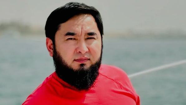 "Әйелінің лосинасын киіп алған": Блогер Жанәділ масқара болды