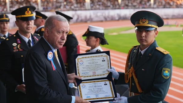 Қазақ лейтенанты Режеп Тайып Ердоғанның қолынан диплом алды