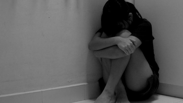 Жас қыздың денесін күйдіріп, аяусыз қорлаған екі әйел ұсталды 