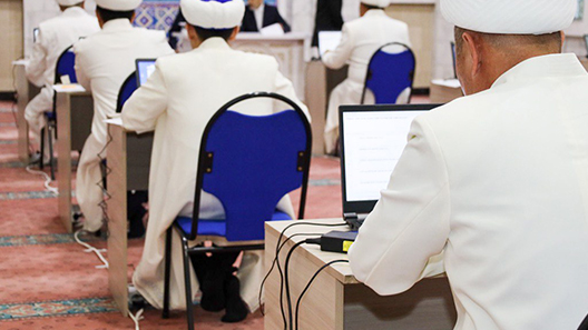 Дінге сенімсіздік: "Енді имамдар тәпішкеден секіріп, сөзден сальто жасайды"