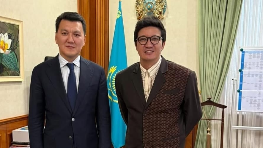 "Ақ Орда төрінде "крышасымен": Әнші Айқын үлкен саясатқа аяқ басқан ба?