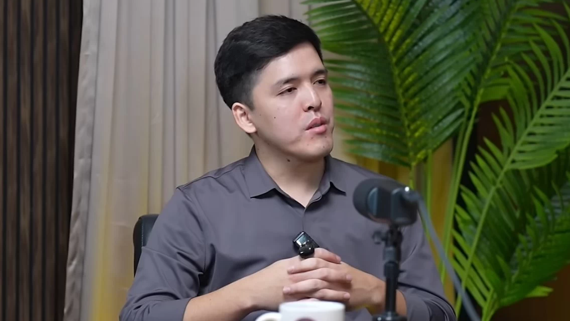 "Сен педофилсің!": Қолғанат Жұмабай тікелей эфирде әбден масқара болды