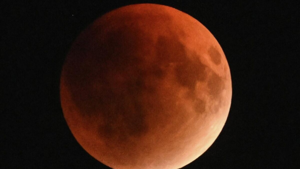 "Қанды Ай тұтылуы": Астролог адамдарға ескерту жасады