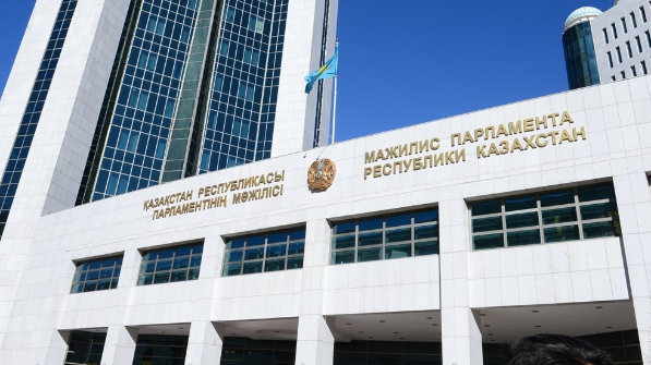 Парламенттегі масқара: Спикер осыны бүкіл депутатқа міндеттесін