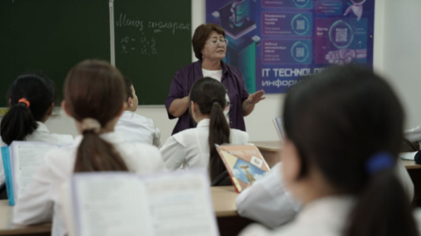 Елімізде 200 мыңнан астам мұғалім ЖИ-ді қолдануды үйренді