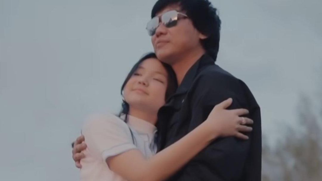 Жас жігіттермен бірге жетілген, толық әйелдердің суреттері