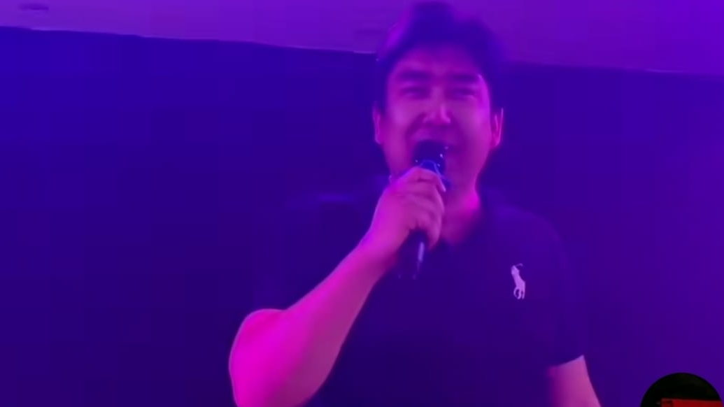 Мейрамбек Беспаевтың Қытайдағы "дубликаты" сахнаға шықты