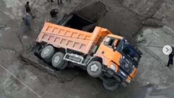 Семей орталығында асфальт астына жүк көлігі түсіп кетті