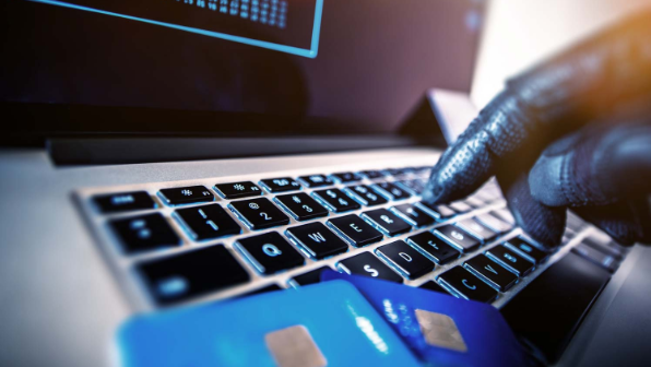 Ер адам тірі ата-анасының "жаназасына" әріптестерінен ақша жинаған