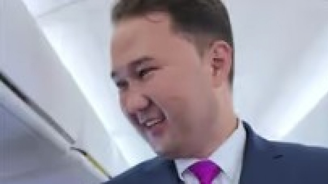 Ұшақта анасын құттықтаған бортсерік желі жұлдызына айналды