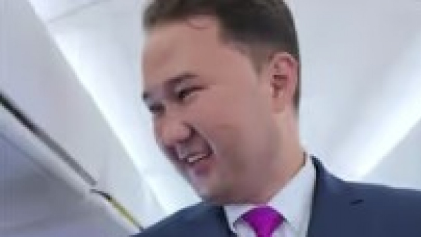 Ұшақта анасын құттықтаған бортсерік желі жұлдызына айналды