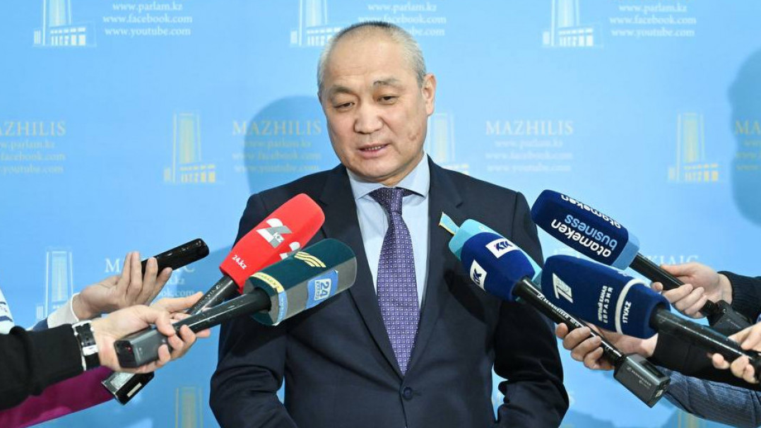 "...сен кім едің, Жаңбыршин?!" деген журналист депутатты сөзбен "сойды"