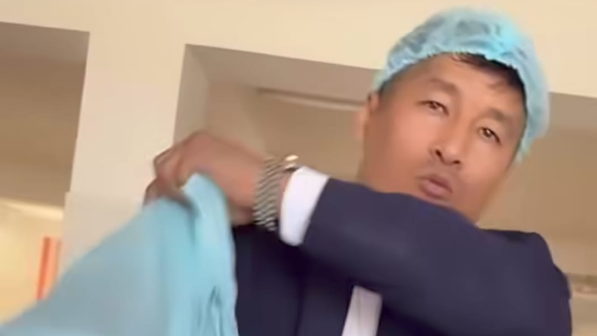 Мектеп директоры қорыққаннан басына бахила киіп алған ба?