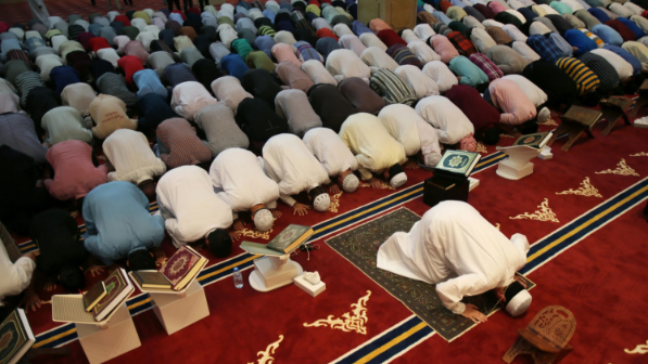 Бәс тігілді: Діндарлар атеистерге 2 млн теңге таратып бермек