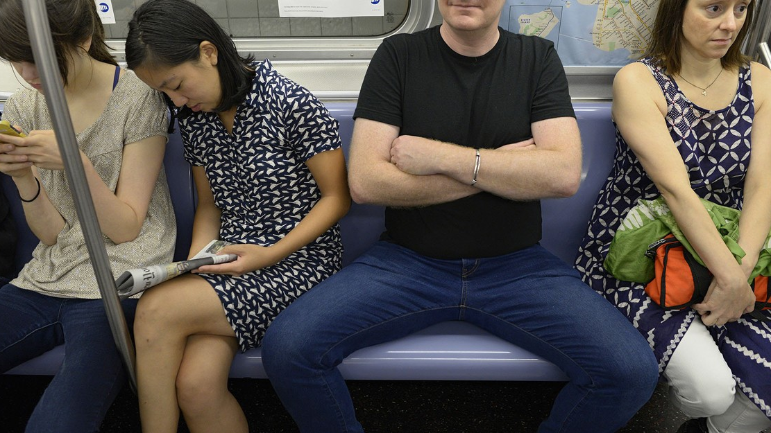 Догги стиліндегі жалаңаш азиялық әйелдер