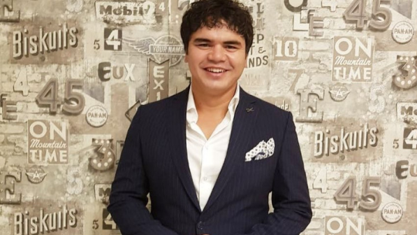 "МузАрттың" әншісі Кенжебек масқара болып, күлкіге қалды