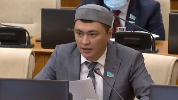 Депутат әкесін үйлендіру мәселесіне қатысты жауап берді