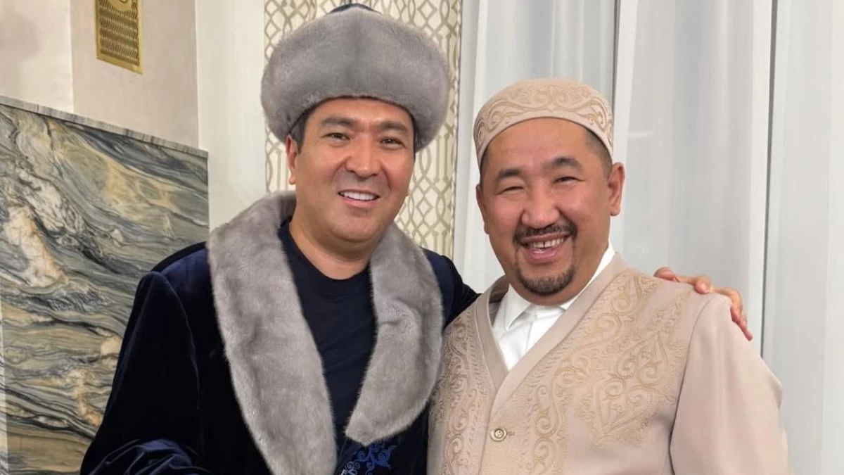 Нұрлан имам Жұмабек Жанықұловқа шапан жапты