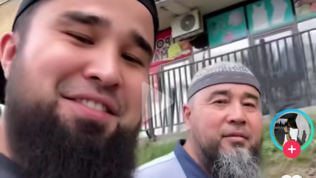 "Блогер Жүгінісовтің әкесі де шоқынып кеткен": Бір ғана видео жұртты шошытты