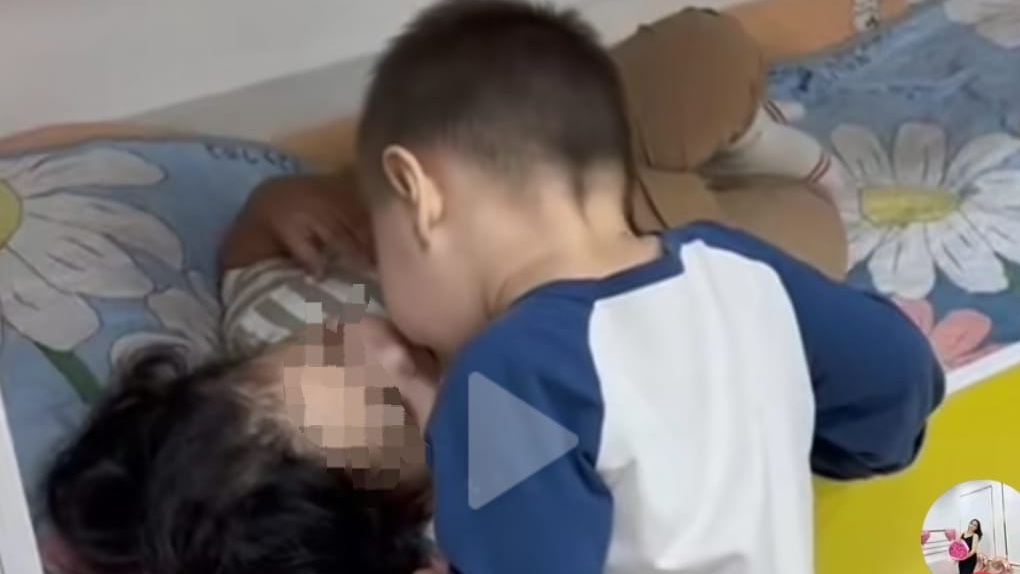 "Садикте" сүйіскен екі бала " қоғам талқысына түсті (ВИДЕО)