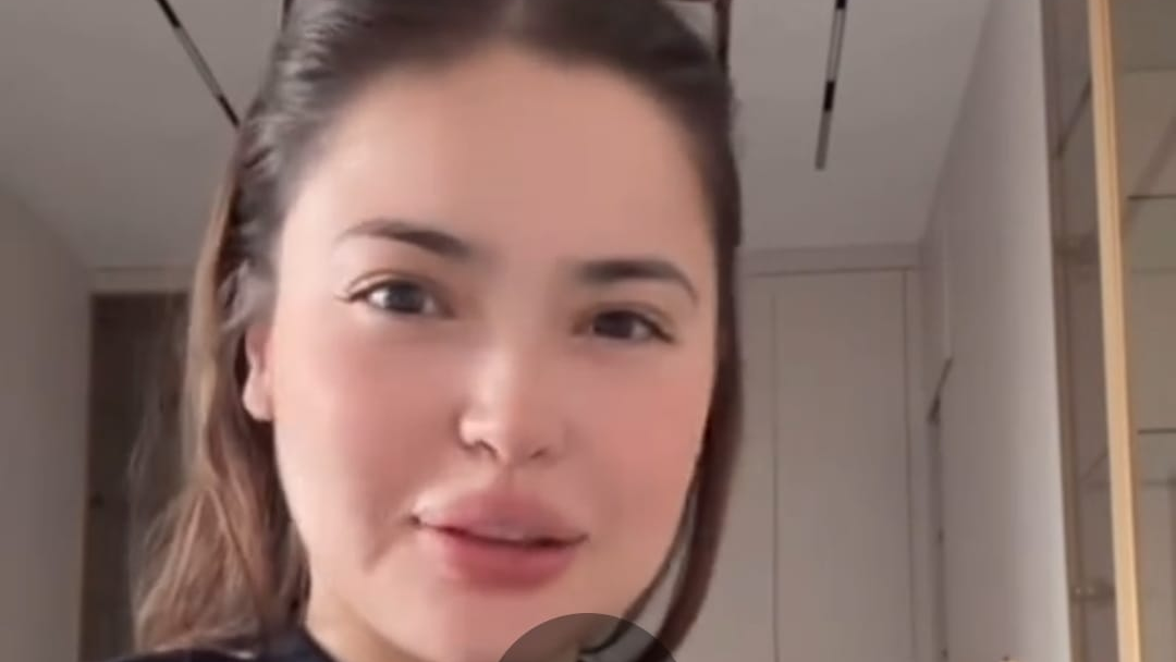 Оның бетіне үлкен есегі бар лесбиянка отырды