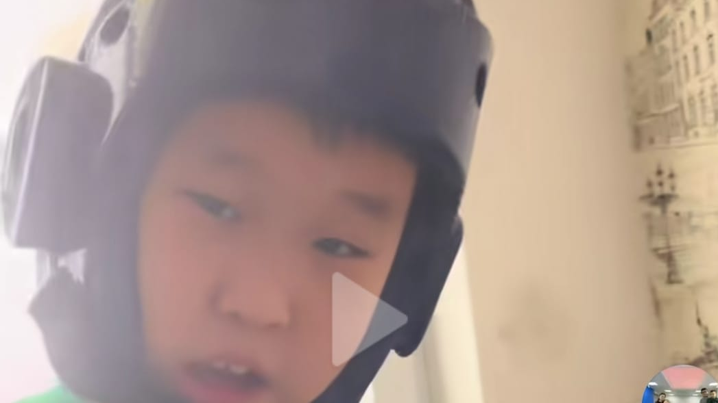 Басына шлем киіп сабақ оқитын бала жан айқайын жеткізді