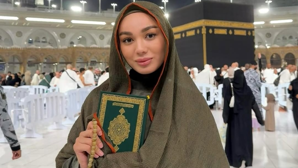 "Дұға сатқыш қыз" еңіреп жылап видео салды (ВИДЕО)