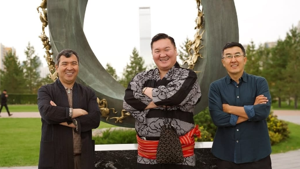 "Памперс киген палуан": Динара Сәтжанның күйеуі мен Сырымбек Тау сынға қалды