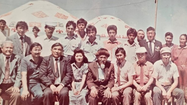 Мақпал Жүнісова жас кезіндегі суретімен бөлісті 