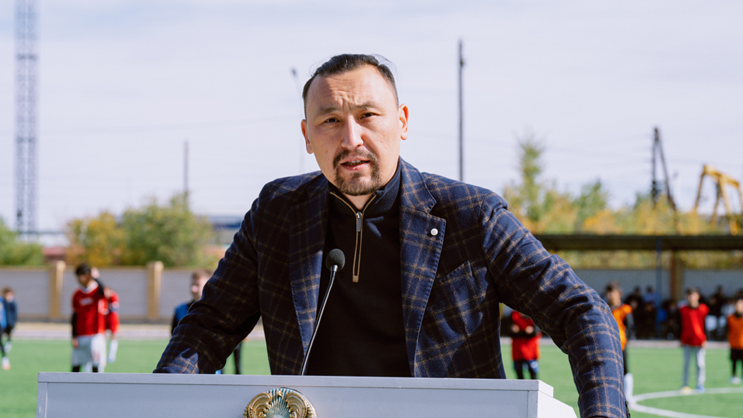 Ермұхамед Мәулен үстелді тоқпақтап, жанкүйерлерге  ескерту жасады