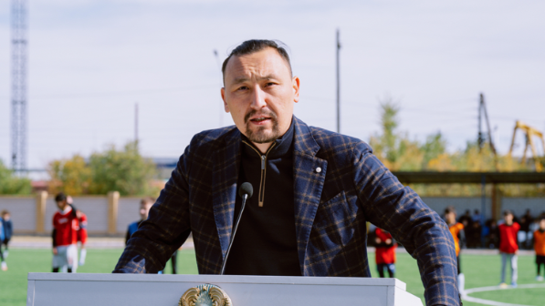 Ермұхамед Мәулен үстелді тоқпақтап, жанкүйерлерге  ескерту жасады