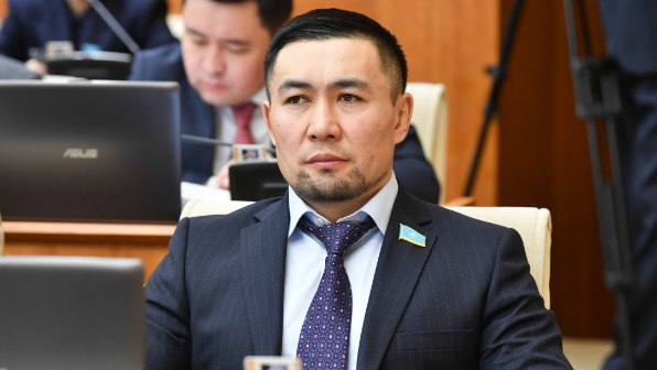 "Мен КазГУ-де сабақ бергенмін" деген Ардақ Назаровтың видеосы тарады (ВИДЕО)