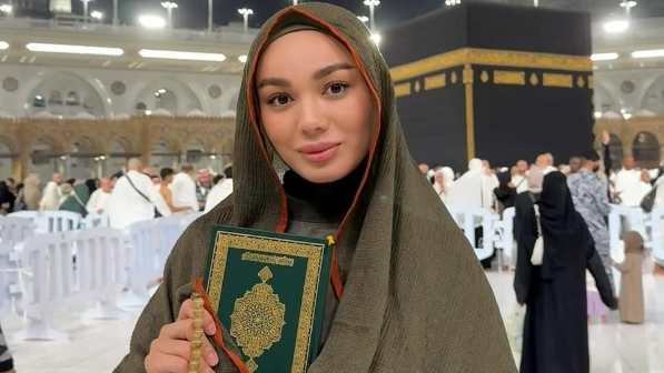 "Алланың қалауымен блокталды" деп дұға сатқыш қыз тағы еңіреп жылады