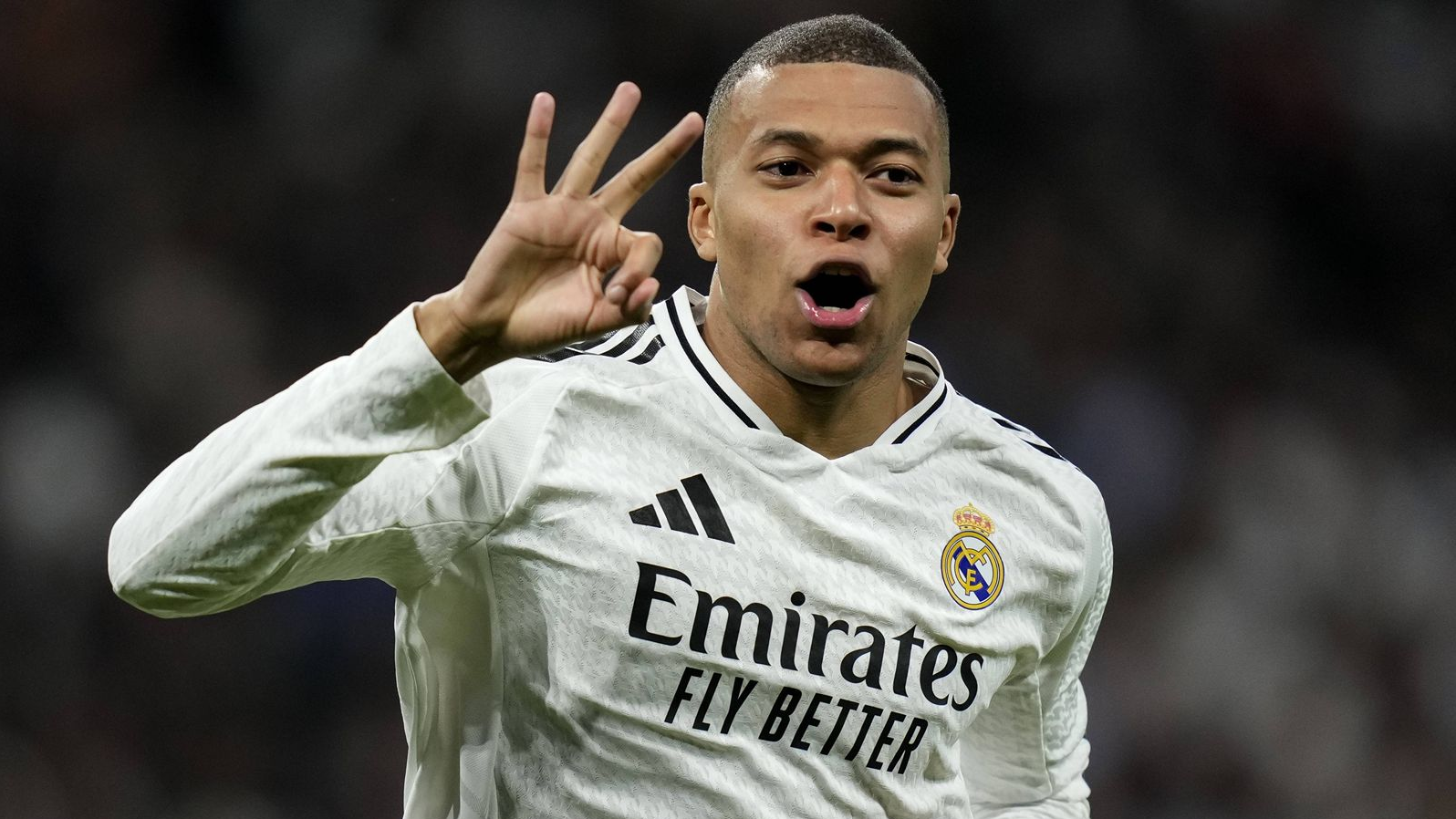 Алматыда Мбаппенің ішкиімі саудаға түсіп жатыр 