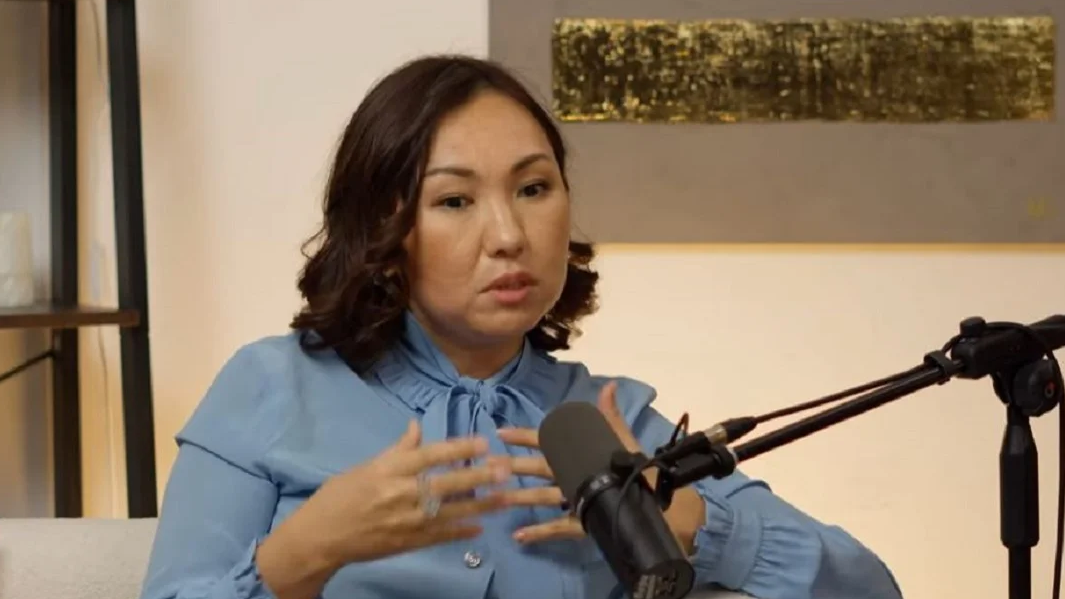 "Енесі келіні мен баласының ортасына жатып алған" дейді коуч