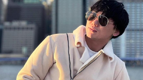 "Қайрат Мөлдірді сүйіп алды" деген оқырман әншіні сынап тастады